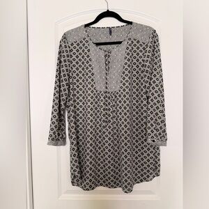 NYDJ Black & White Geometric Pintuck Blouse | V-Neck 3/4 Sleeve Size